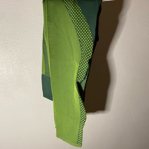 ✨GREEN FABLETICS LEGGINGS✨